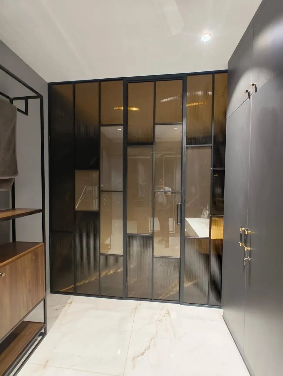 Matte black partition, bronze fluted glass
