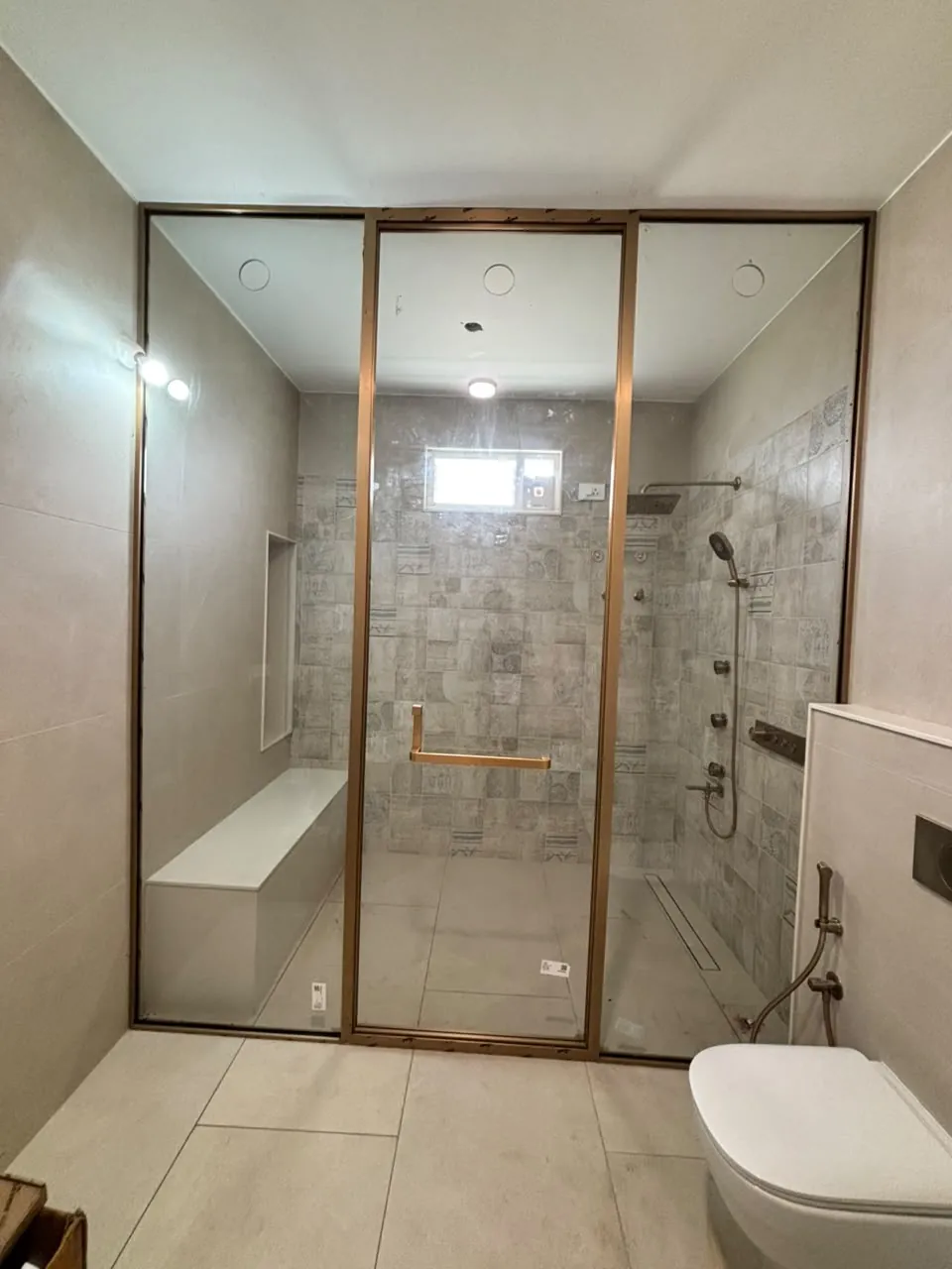 Champagne full-height enclosure, patterned tile